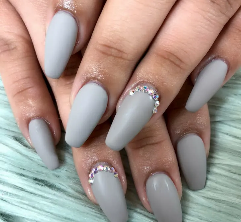 12 màu nail dành cho người da ngăm đen thêm tỏa sáng