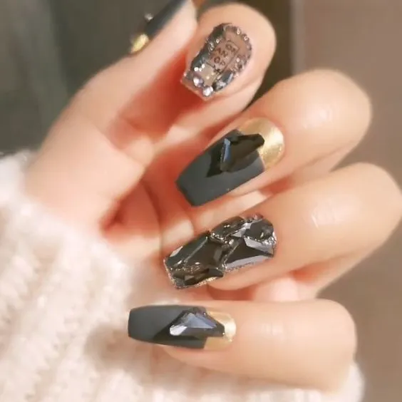 Mẫu nail đính đá tôn da