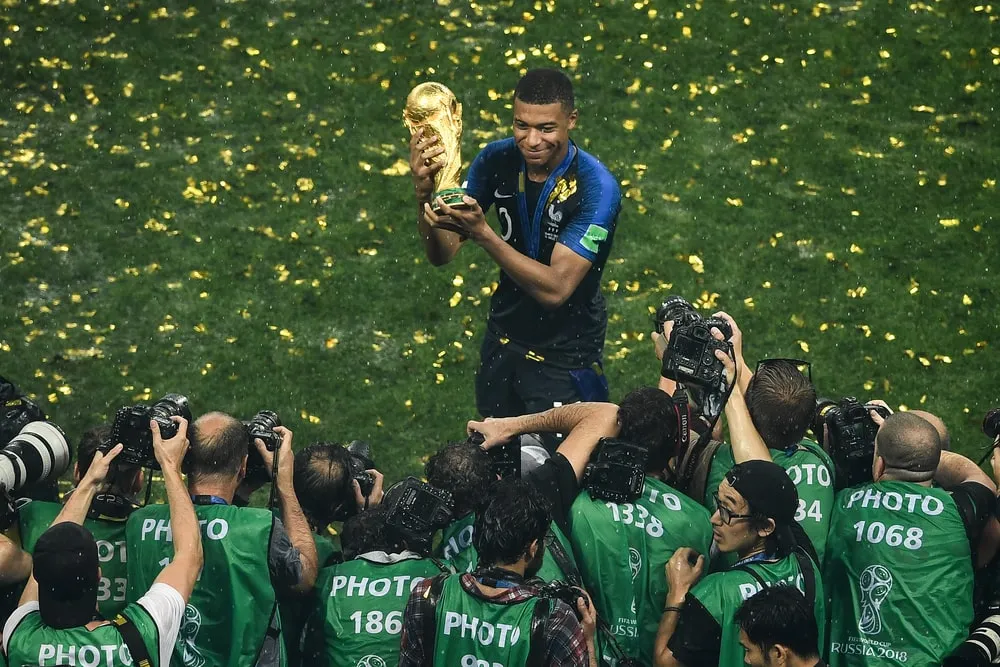 Có giới hạn độ tuổi khi chơi ở World Cup không? (+5 cầu thủ trẻ nhất chơi trong đó)