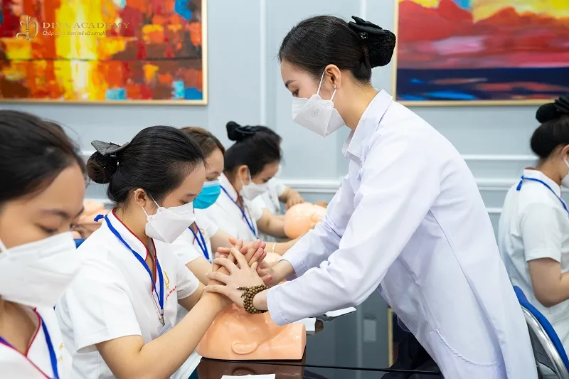 Học viên của khóa học chăm sóc da mặt cơ bản tại DIVA Academy