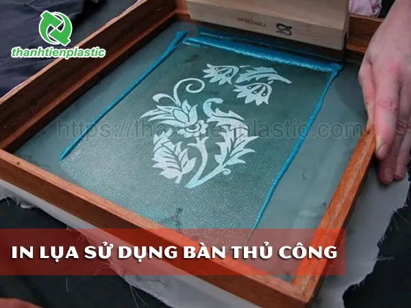 In lụa bằng bàn in thủ công