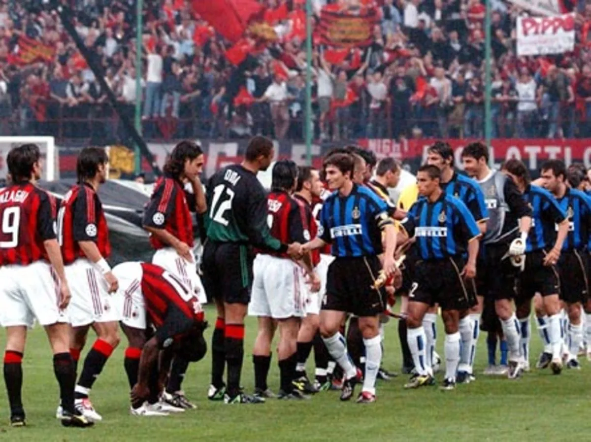 AC Milan và Inter Milan tranh tài trong trận derby Milano.