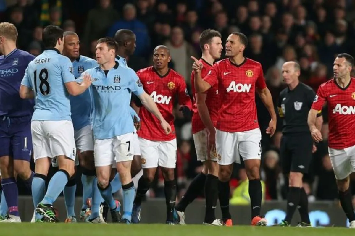 Manchester United và Manchester City đối đầu trong trận derby Manchester.