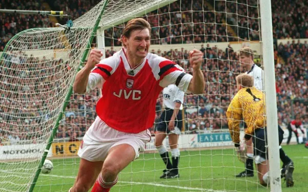 Tony Adams, người thủ lĩnh bất tử của Arsenal