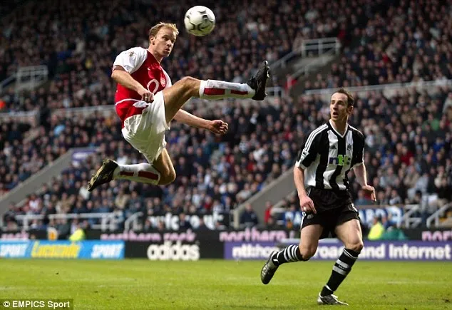 Arsenal dựng tượng huyền thoại Dennis Bergkamp - Bóng đá Anh