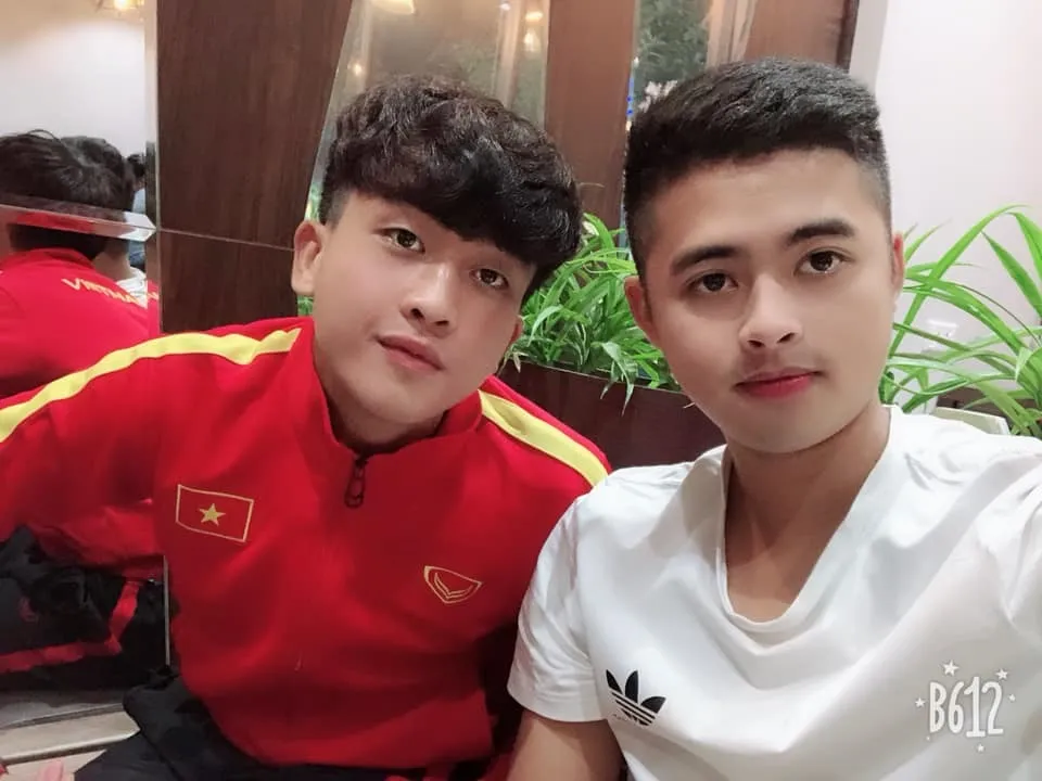 Anh thường xuyên đăng các tấm hình selfie cùng bạn bè và người thân